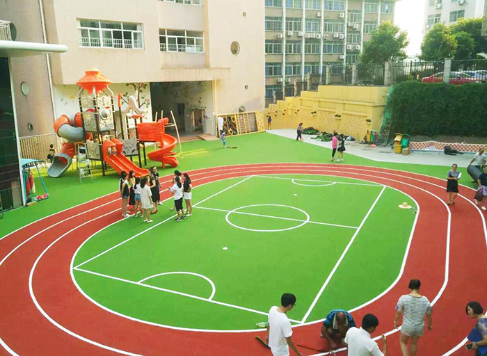 什么種類(lèi)和多高的人造草坪合適幼兒園使用呢？