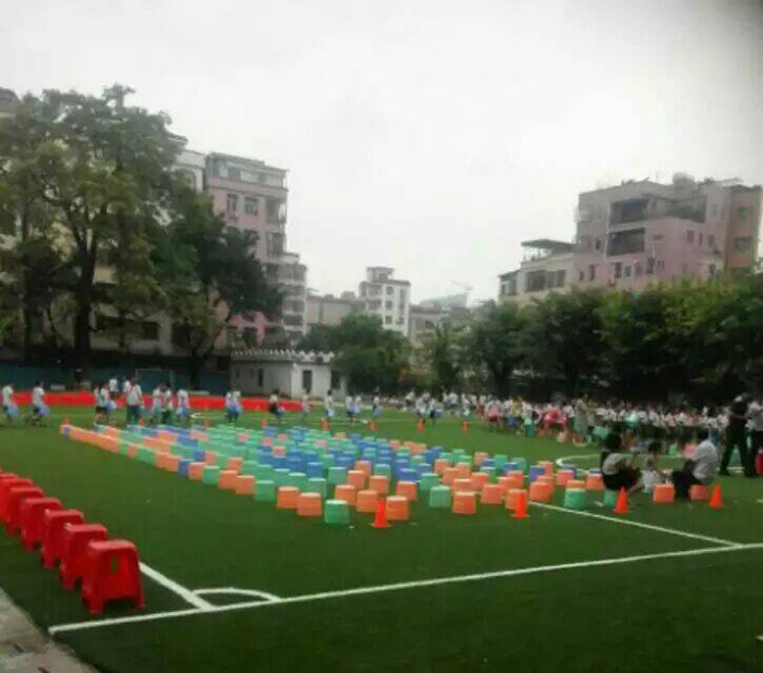 免填充人造草坪為什么能被幼兒園客戶看中呢？