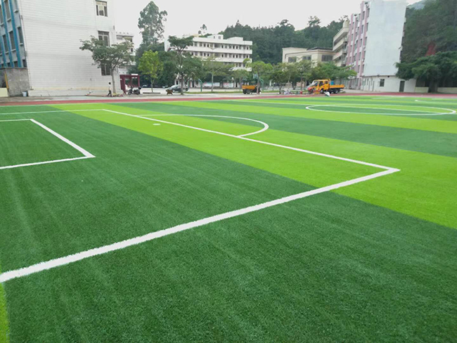 如何選擇人工草坪廠家，才能確保草坪品質